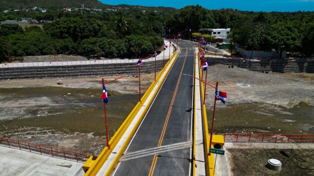 Tras más de 40 años de espera, presidente Abinader inaugura puente Los Hierros en Baní, que conectará comunidades y fortalecerá producción agrícola